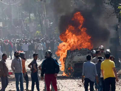 Delhi Riots: दिल्ली दंगे के आरोपी ने कोर्ट से पूछा, केंद्रीय मंत्री अनुराग ठाकुर और कपिल मिश्रा के खिलाफ केस क्यों दर्ज नहीं?