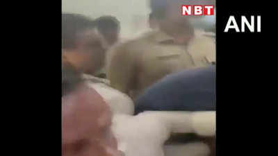 लंच कर रहे थे नारायण राणे...पुलिस के आने पर प्लेट लेकर उठना पड़ा, वीडियो वायरल