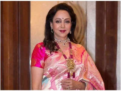 <strong>Hema Malini : </strong>सुंदर व तरूण दिसण्यासाठी हेमा मालिनी यांनी आयुष्यभर केली ही कामे, वयाची 70री ओलांडल्यानंतरही  हॉट-बोल्ड तरुणींना देतात तगडी टक्कर! 