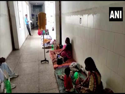 MP News: बड़वानी में वायरल फीवर का कहर, अस्पताल में बेड फुल, फर्श पर हो रहा बच्चों का इलाज