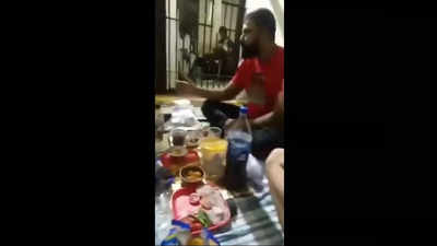 Viral Video: जेल में कैदियों की पार्टी का विडियो वायरल, कौन हैं कैदी और किस जेल का विडियो हो रही है जांच