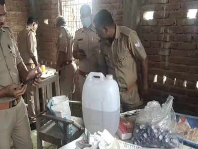 कुशीनगरः बंद पड़े मदरसे में चल रहा था अवैध शराब बनाने का कारोबार, छापा मारकर पुलिस ने 5 को दबोचा