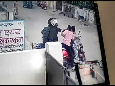 Gwalior Viral Video: बीच चौराहे पर कट्टा अड़ाकर महिला से चेन लूट ले गए बदमाश, पुलिस पर उठ रहे सवाल