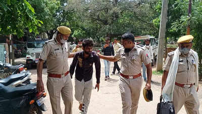 राजस्थान :पुलिस की पकड़ हुई ढीली, कोर्ट की पहली मंजिल से कूद- भागे 2 मुलजिम, एक फरार, दूसरा मुश्किलों से लगा हाथ