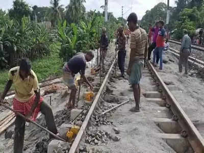 শিয়ালদা-বনগাঁ শাখায় রেললাইনে ধস, বিঘ্নিত ট্রেন চলাচল