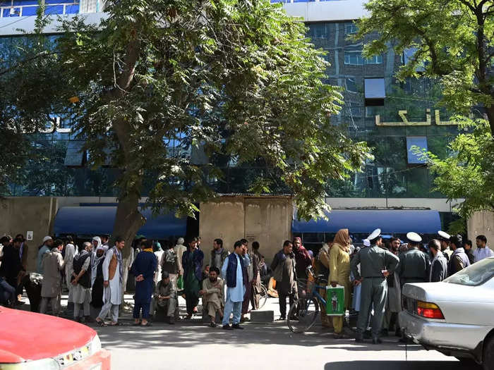 afghans protest at kabul bank, long atm lines after taliban takeover