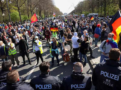 Coronavirus पर नियम बर्दाश्त नहीं, जर्मनी में हजारों लोगों ने किया विरोध प्रदर्शन