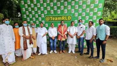 Mathura News: BSP छोड़ RLD में शामिल हुए आगरा मंडल प्रभारी पंडित योगेश द्विवेदी, पार्टी छोड़ने की बताई बड़ी वजह