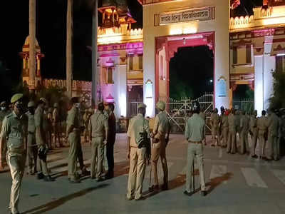 Varanasi news: रात 2 बजे धरने से पुलिस ने जबरन उठाए दृष्टिबाधित छात्र, मामला ले सकता है राजनैतिक रंग