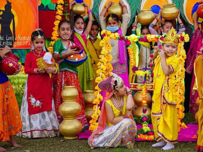 জন্মাষ্টমীর পবিত্র তিথিতে প্রিয়জনকে পাঠান এই সব শুভেচ্ছাবার্তা!