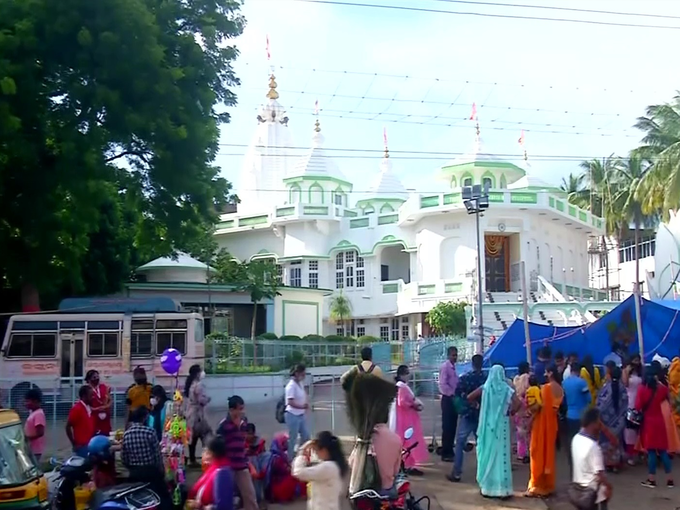 भुवनेश्वर में इस्कॉन मंदिर के बाहर भक्तों ने की पूजा