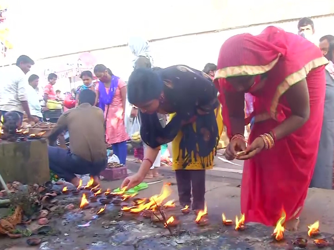 बाहर से ही भक्तों ने दिए जलाकर की पूजा