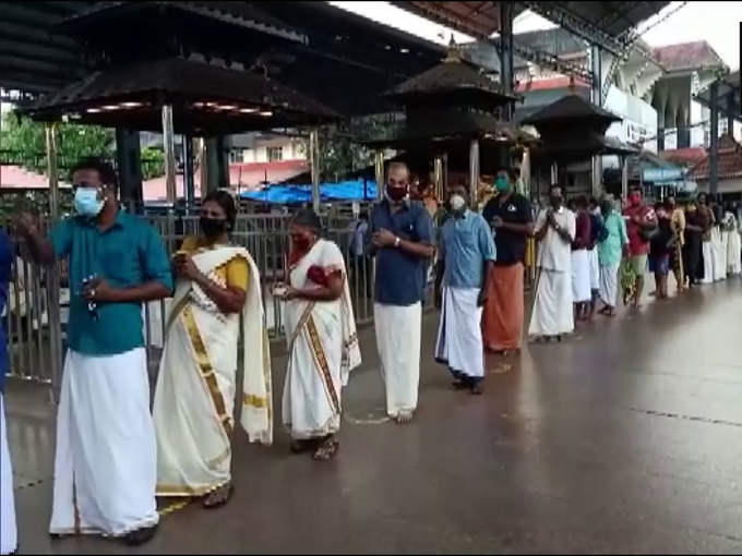 केरल के गुरुवायुर मंदिर में भक्तों की लगी कतार