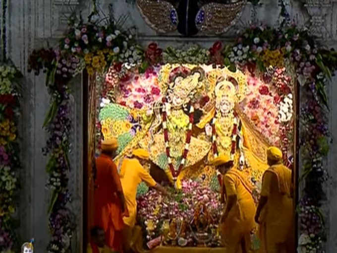 भगवान श्रीकृष्ण का अवतरण हो गया। मंदिरों में बधाइयां बज रही हैं। मथुरा में भगवान की जन्मस्थली पर भारी भीड़ देखने को मिल रही है। नंदलला का स्वर्ण जड़ित कामुधेनु से अभिषेक किया जा रहा है। मंदिर का नजारा बेहद भव्य है, वहीं मंदिरों में सोहर गाए जा रहे हैं।