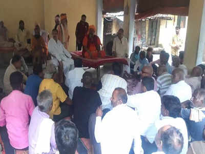 हमीरपुरः रंगरेलियां मनाते पकड़े गए थे पुजारी, ग्रामीणों ने पंचायत कर सभी संतों-सेवादारों को मंदिर से निकाला