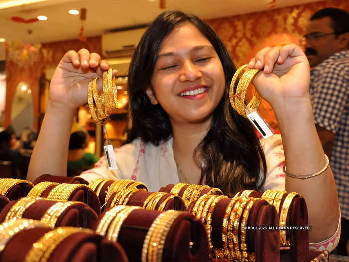 gold price today fall: gold price fall rs. 100, silver price also dip by rs. 134 sone chandi ka taja bhav