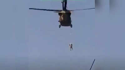 Video: कंधार में हेलिकॉप्टर से बांधकर लटकता दिखा शख्स, अमेरिका को मदद पर तालिबानी सजा?