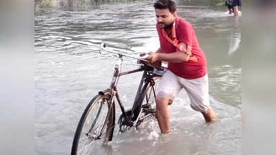 साइकल लेकर बाढ़ में भी पार्टी का प्रचार, मऊ का यह कार्यकर्ता बना BJP का पोस्टर बॉय
