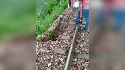 Mathura News: मथुरा में बारिश से धंसी रेलवे लाइन की पुलिया, 6 घंटे बाधित रहा रेल यातायात