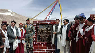 worlds highest motorable road : लडाखमध्ये बांधला जगातील सर्वांत उंच रस्ता; चीन सीमेवर पँगाँग सरोवरावर पोहोचणं झालं सुलभ