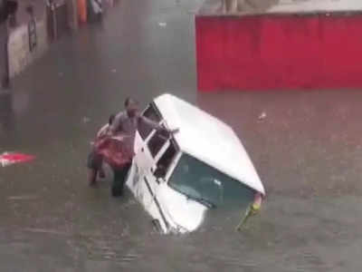 UP Flood News: कहीं बारिश, कहीं बाढ़...यूपी में आसमानी आफत से लोगों की फजीहत