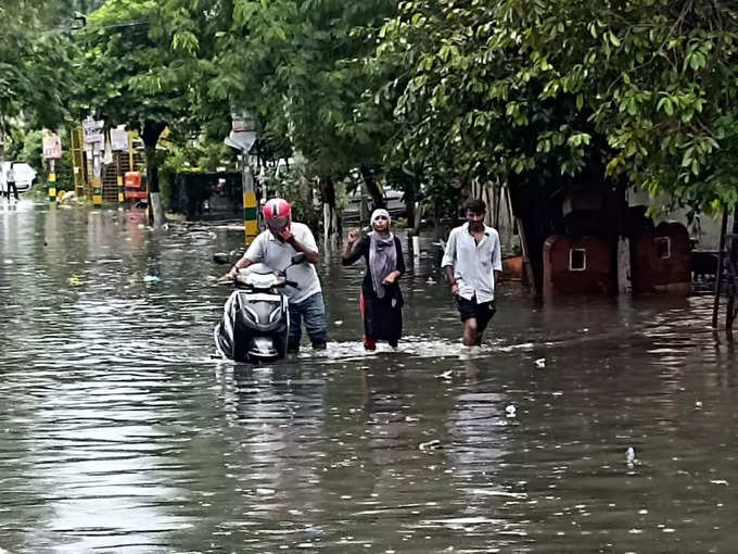 गाजियाबाद के कई इलाकों में भर गया पानी