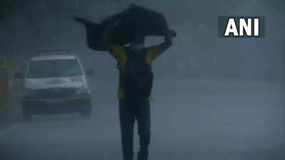 Delhi-NCR Rain and Weather Live Update: बारिश के कारण जनजीवन हुआ अस्त व्यस्त, दिल्ली में घर के बाहर निकलना दूभर