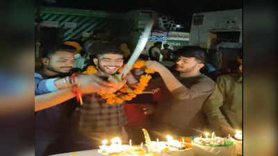 Gwalior Viral Video: बर्थडे पार्टी में तलवार से काटा केक, दोस्तों ने की ताबड़तोड़ फायरिंग, इलाके में फैली दहशत