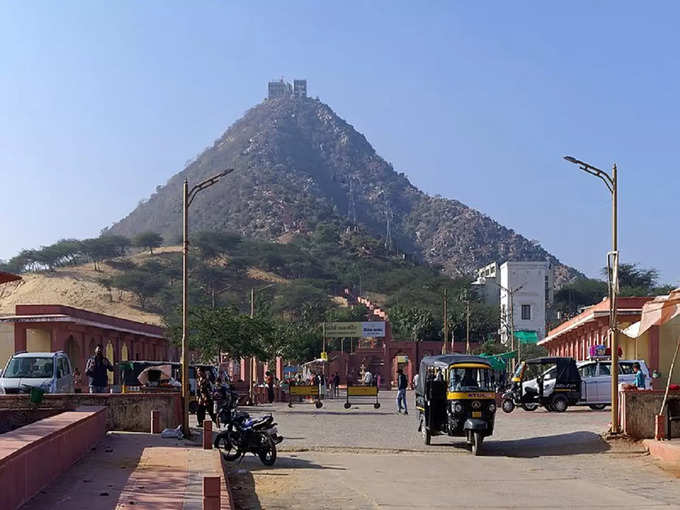पुष्कर में सावित्री मंदिर - Savitri Temple in Pushkar in Hindi