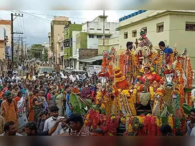 ஓபிஎஸ் மனைவி உடலுக்குக் கொல்லி வைத்தார் மகன் ரவீந்திரநாத்: சொந்த ஊரில் தகனம்!