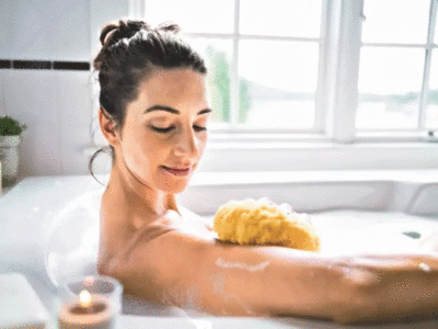 Bath For Relaxation: चैन की सांस देगा ऐसा स्नान, गुनगुने पानी से नहाते समय ट्राई करें ये चीजें