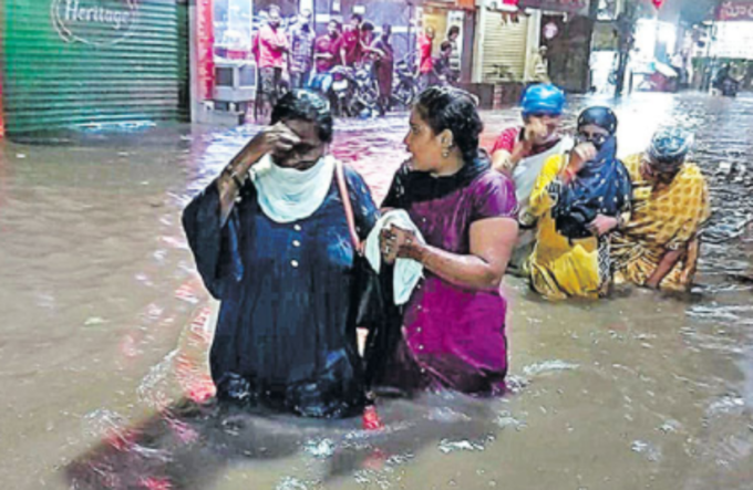 శ్రీకృష్ణా నగర్‌లో నడుములోతు నీటిలో వెళ్తున్న మహిళలు