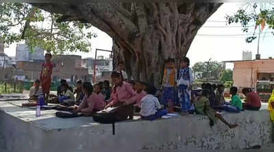 UP के इस स्कूल में पेड़ के नीचे पढ़ने को मजबूर छात्र, रसोई घर बना ऑफिस