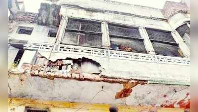 गोरखपुर नगर निगम की लापरवाही, शहर में 100 जर्जर भवन हो सकते हैं जानलेवा, लोगों में दहशत