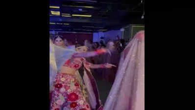 Viral Video: ಅಯ್ಯೋ ಪಾಪ... ಮದುವೆ ಡ್ರೆಸ್‌ನ ಫ್ಯಾಷನ್ ಶೋ ವೇಳೆ ಬಿದ್ದ ಮಾಡೆಲ್