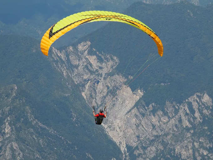 पचमढ़ी में पैरासेलिंग - Parasailing in Pachmarhi in Hindi