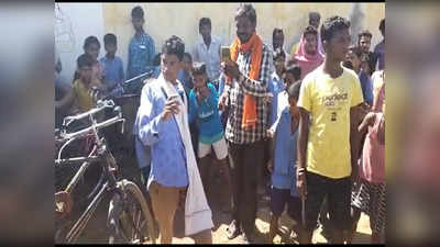 Chhattisgarh News: शराबी शिक्षकों का वायरल वीडियो, नशे में पहुंचे स्कूल और जम कर किया हंगामा, हुए सस्पेंड