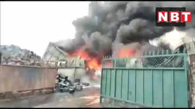 उत्तराखंडः देहरादून की फैक्ट्री में लगी आग, देखें वीडियो