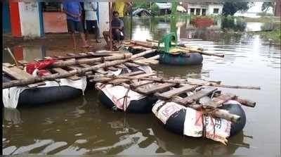 गोरखपुर में जुगाड़ की नाव, मार्केट से गायब हुए गाड़ियों के ट्यूब और थर्माकोल, बाढ़ ग्रस्त इलाके में बढ़ी डिमांड
