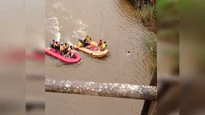 activists jumped into river: जलसमाधी आंदोलन: तणाव वाढला; राजू शेट्टी यांच्या कार्यकर्त्यांच्या पंचगंगा, कृष्णा संगमात उड्या