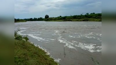 सोलापूरमध्ये नदीला पूर, अनेक गावांचा संपर्क तुटला; वाहतूक विस्कळीत