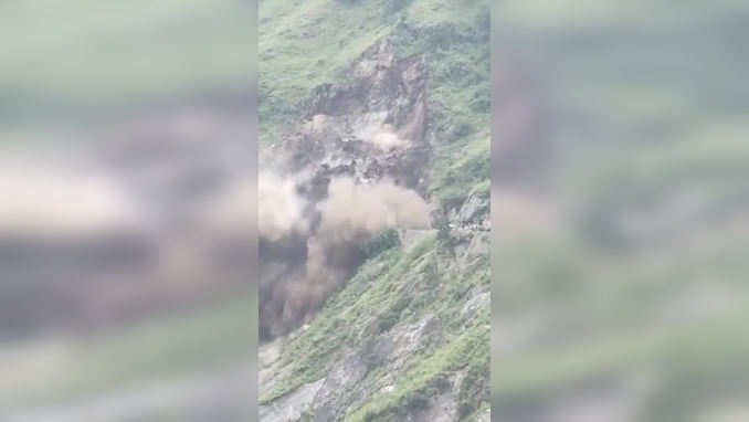 Video: टूटकर खाई में गिरने लगा पहाड़, शिमला जिले में नैशनल हाइवे पर भूस्खलन