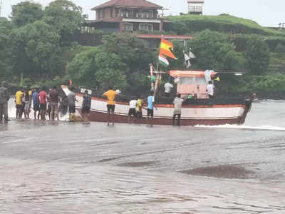 मोठी बातमी! रत्नागिरीत आंजर्ले समुद्रामध्ये बोट बुडाली