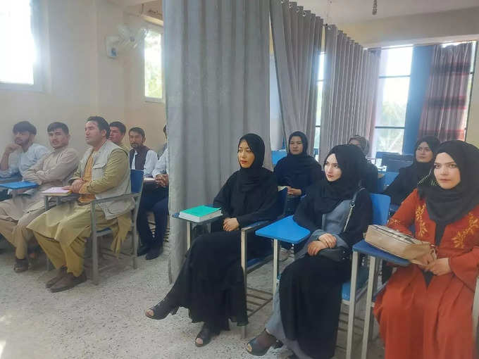 काबुल के इब्न सीना यूनिवर्सिटी की एक तस्वीर सामने आई है जिसमें क्लासरूम में साथ बैठे लड़के-लड़कियों को बीच पर्दा लगाया गया है, जैसा कि तालिबान ने कहा भी था।