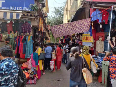 दिल्ली के इन बाजारों में बिकते हैं सबसे सस्ते कपड़े, 100 रुपये में टॉप तो 200 रुपये में मिल जाती है जींस
