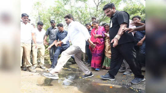 ఏపీలో రోడ్ల దుస్థితిపై సీఎం జగన్ సంచలన నిర్ణయం.. అధికారులకు కీలక ఆదేశాలు! 