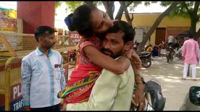 Kannauj News: कन्नौज में यूपी पुलिस की दिखी संवेदनहीनता, न्याय के लिए बेटी को थाने में लिए पिता भटकता रहा