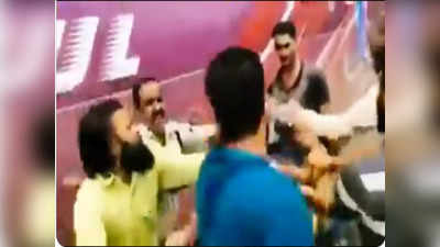 Dewas Viral Video: भीड़ ने हिंदू लड़के को मुस्लिम समझ कर दी पिटाई, पुलिस बनी तमाशबीन