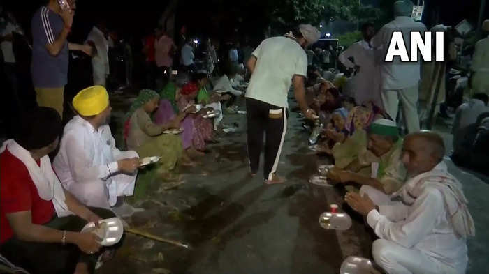 Karnal Kisan Mahapanchayat Live: करनाल में मिनी सचिवालय के बाहर जमे किसान, लंगर में मिटाई भूख