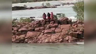 बेतवा नदी में अचानक से आ गई बाढ़, लकड़ी काटने गईं 3 महिलाएं टापू पर फंसीं.. 7 घंटे चला रेस्क्यू ऑपरेशन